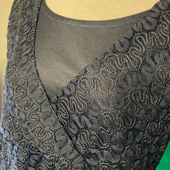 Macy’s Black Textured Faux V-Neck Lined 3/4 Sleeve Blouse Top Petite Medium ✨ - Picture 8 of 11